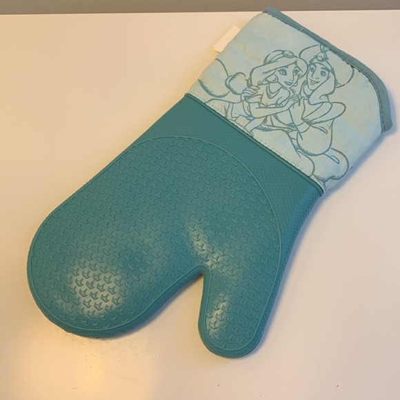 Disney Jasmine and Aladin kitchen Silicon Mitten - Picture 2 of 5